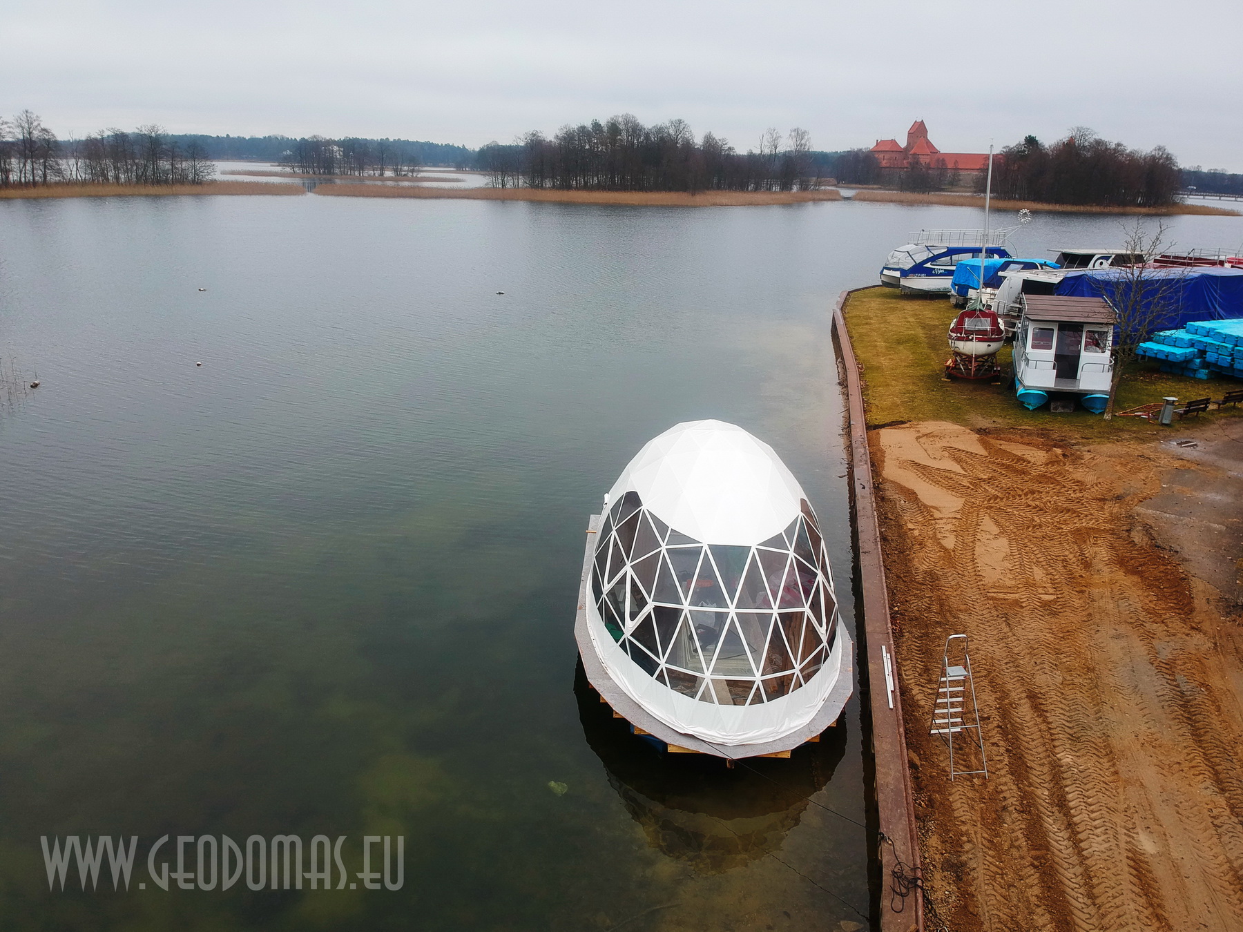 27m² Pramoginis Glamping laivas Ø7m | Pasimėgaukite ežerų ir jų salų grožiu